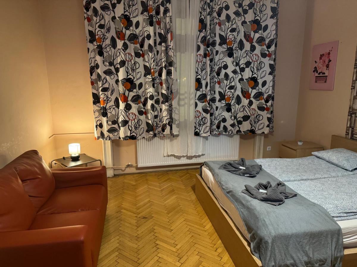 Lanchid Castle Side Red And Blue Apartment Budapest